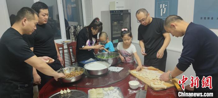 圖為恩和哈達(dá)邊境派出所民警和家屬一起包餃子。　恩和哈達(dá)邊境派出所供圖